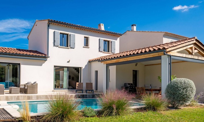 Oppede Villa | Comfortable Villa for 6, with pool and views and easy walking distance to Oppede