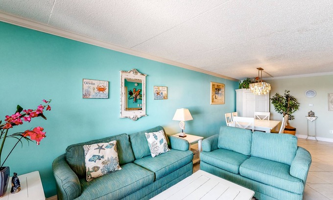 Fort Walton Beach House | Comfortable waterfront condo with beach chairs - close to dining