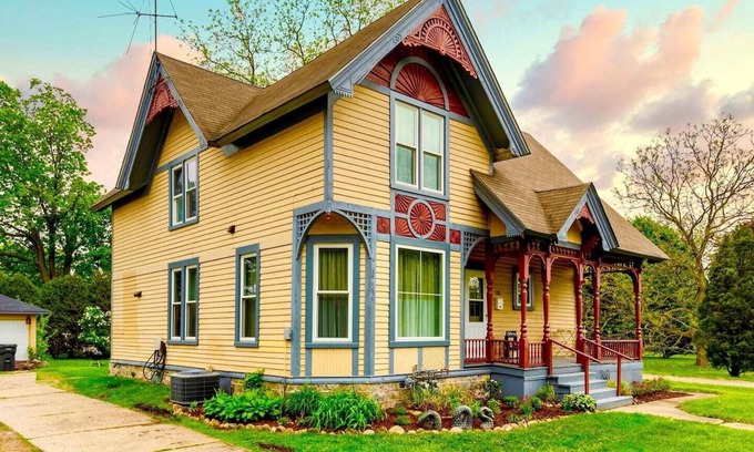 Elkhorn House | comfortably sleeps 10 guests