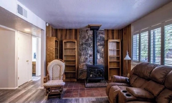 Bloomfield Other | Comforting farmhouse with 3 bedrooms, farm animals, located by the river