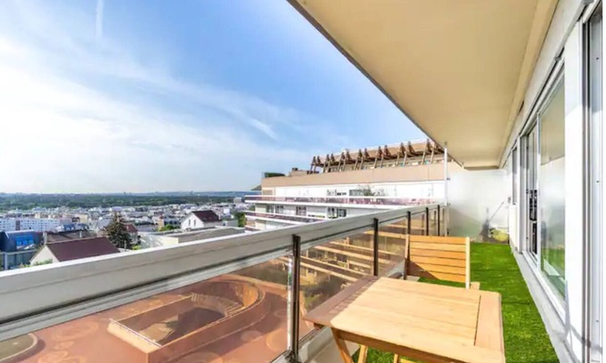 Puteaux Condo | Comfortion Le Papillon - view of Paris and pool
