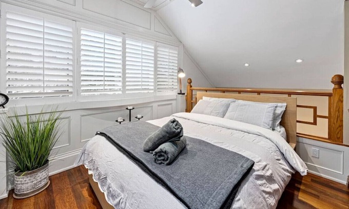 North Toronto House | Comfy 1BR Loft Coach House in Rosedale with parking