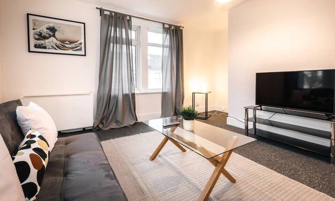 Swindon Apartment | Comfy 2 Bedroom Flat - with Parking