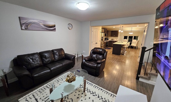 Regina House | Comfy 3-bedroom house in Harbour Landing, Regina.