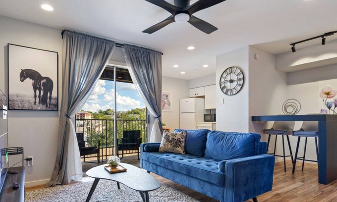 Riverside Apartment | Comfy ATX Apt | Balcony + Smart TV + Free Parking