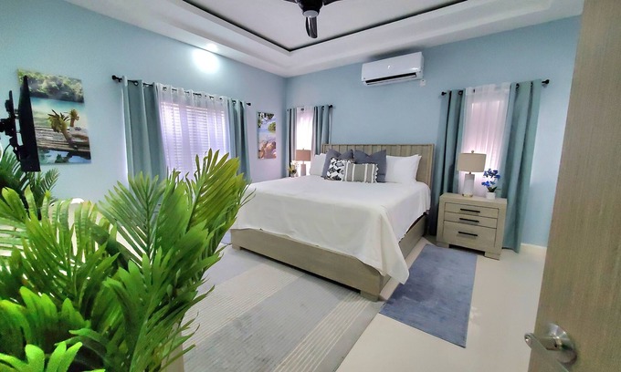 Ocho Rios House | Comfy Beds-Pool-Clean Getaway-2 mins to Ocho Rios