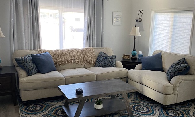 Lone Pine House | Comfy Bungalow