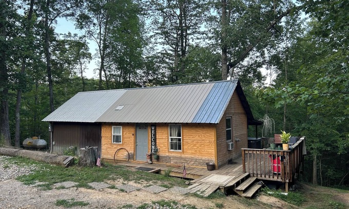 Ray Cabin | Comfy cabin near hocking hills with hidden spare bedroom, pet friendly