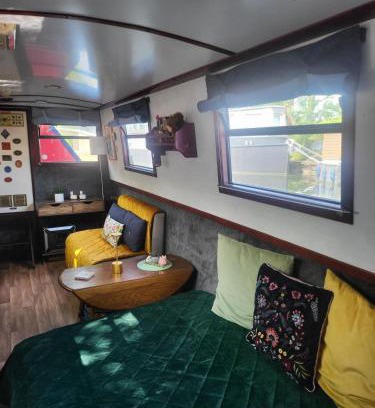 Little Venice Boat Rental | Comfy Canal Boat in Little Venice by Paddington for Family & Friends