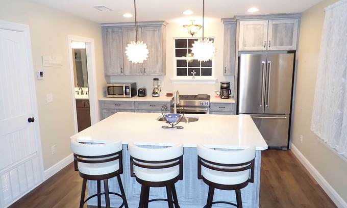 East Hill House | Comfy carriage house close to everything!