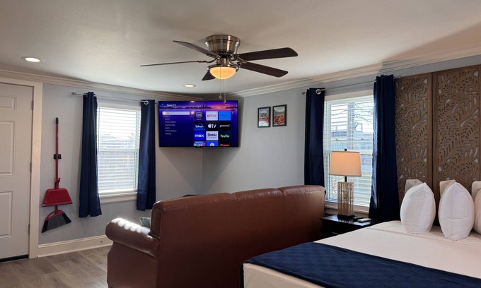 Surfside Beach House | Comfy Coastal Cottage Four