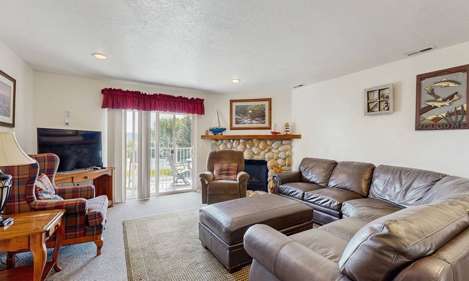 Harbor Village Condo | Comfy condo overlooking Bear Lake with pool, hot tub & tennis