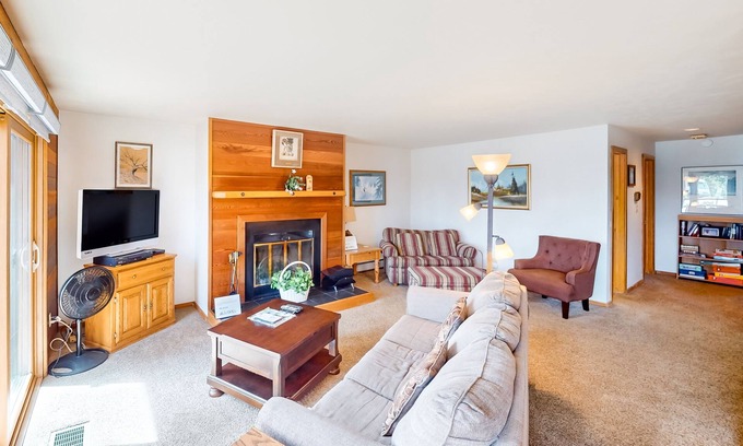 Wildernest Condo | Comfy condo with furnished patio, & wood-burning fireplace