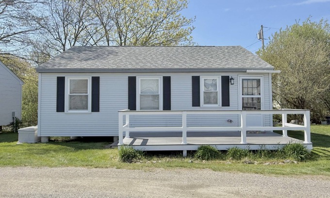 York Beach Cottage | Comfy cottage with pool. Walk to TWO beaches, restaurants, shops and zoo!