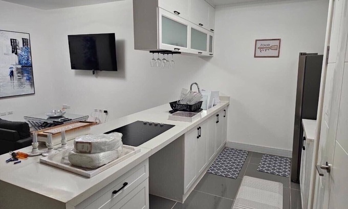 Beverly Hills Apartment | Comfy Cove. Apt fully air conditioned with Wi-Fi