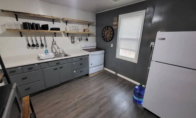 Aberdeen Cottage | Comfy Cozy Cottage - Charming 2-bedroom, centrally located in the Hub City