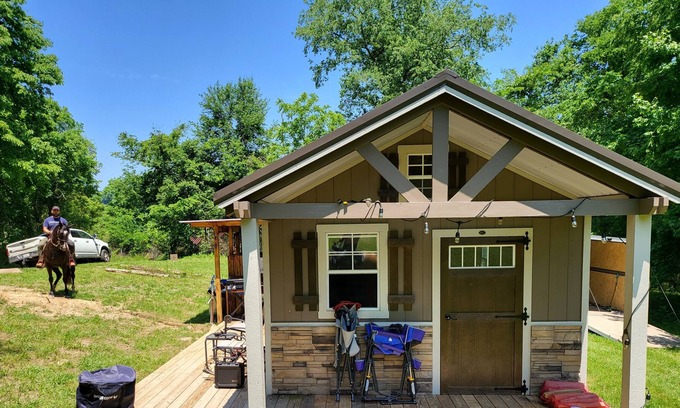 Clarksville Cabin | Comfy, Cozy Secluded Cabin !