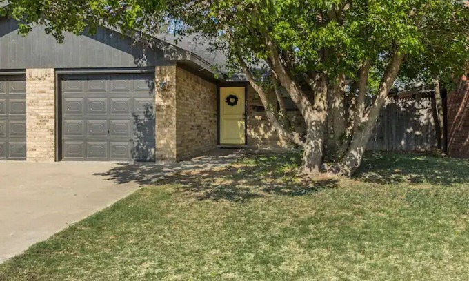 Amarillo House | Comfy, Cute & Central 2 bed near hospital dist!