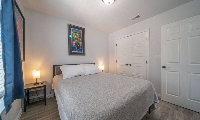 Southtown House | Comfy Downtown Home, Walk to The Riverwalk, Bars, Restaurants, Events & More!