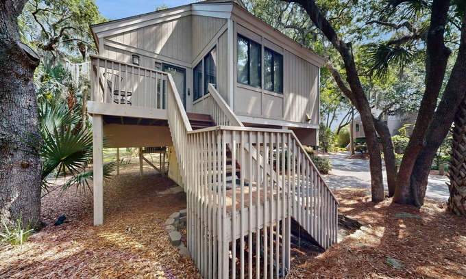 Seabrook Island House | Comfy Golf View Cottage with WiFi, a Shared Pool, Central AC, Private Washer/Dryer