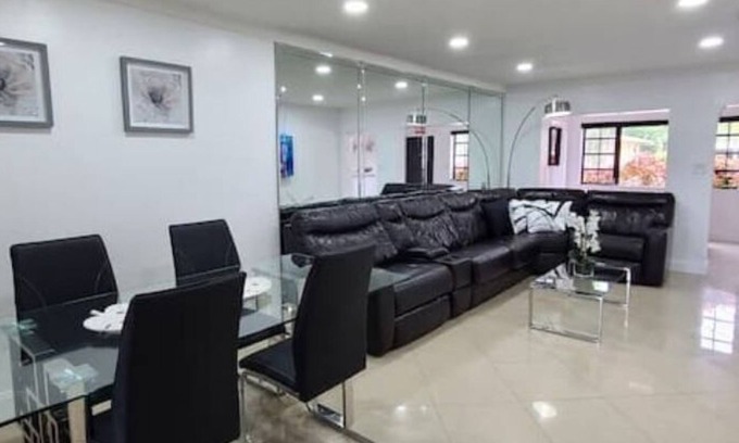 Highland Garden House | Comfy home well located 10 min to Hollywood beach!