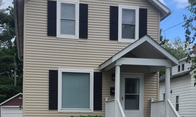 Kenosha House | Comfy House near Lake Michigan