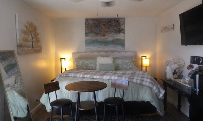 San Antonio Cottage | Comfy King suite with Private access and yard & Near Sea World/Fiesta Texas