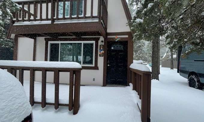 Woodlands Cabin | Comfy Modern Big Bear Cabin less than 15 mins from ski/board slopes & village