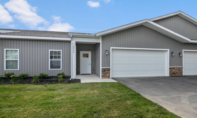 Grandville Condo | Comfy Modern-style condo in Wyoming and Michigan. Awesome location.