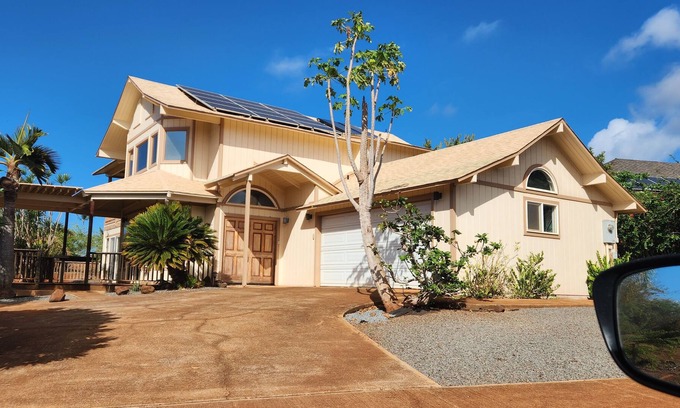 Maunaloa House | Comfy Molokai home close to the Beach!