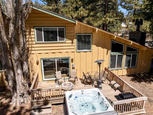 Green Valley Lake House | Comfy Mountain Cabin Near the Lake with Pool Table, Deck and Jacuzzi in California