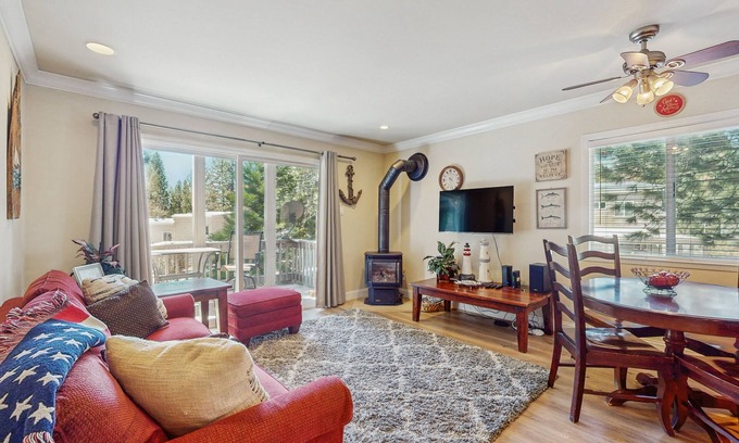 Incline Village Condo | Comfy mountain getaway w/lake access nearby, private balcony