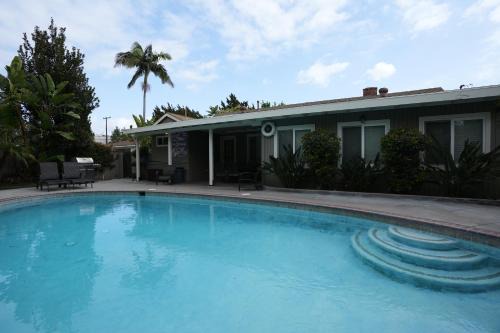 Hermosa Village House | Comfy Pool Home,1/4 mile Walk To Disneyland