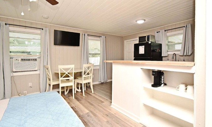 Winter Garden Apartment | Comfy Studio Apartment