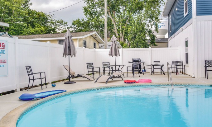 Rehoboth Beach Apartment | Community Pool Access: Rehoboth Beach Unit!
