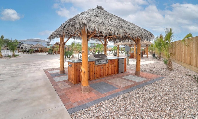 Port Aransas RV Rental | Community Pool, In Town, Dog Park, Fishing, WIFI, Laundry Room, Walking Paths