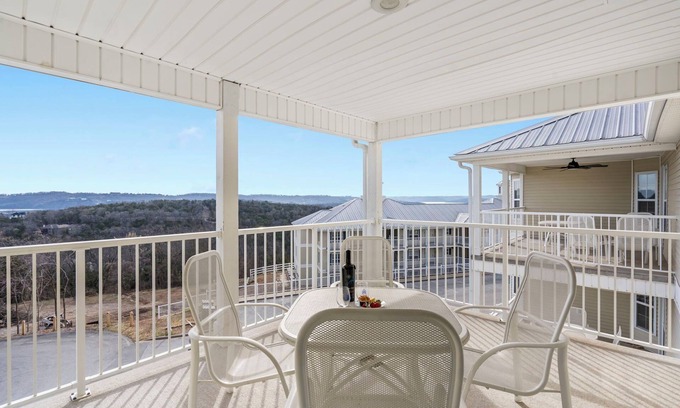 Kimberling City Condo | Community Pool-Mini Golf-Table Rock Access @ Kim City Condo- Free Tickets