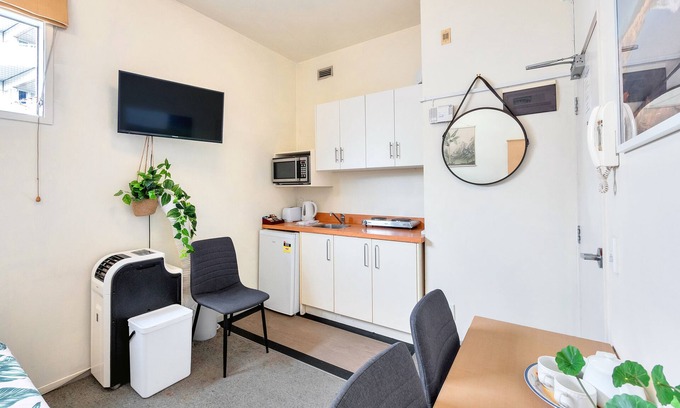 Auckland Central Business District Apartment | Compact & Budget City Apartment with Air-con