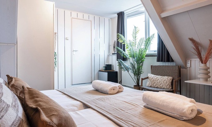 Zoutelande House | Compact suite in Zoutelande - Relax by the sea with a private bathroom.