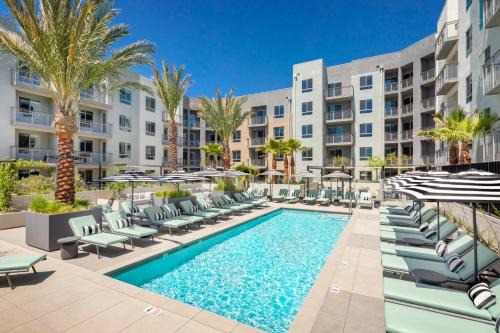 La Brea Hotel | Compass Luxury Living