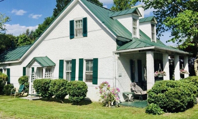 Washington House | Completely Private Colonial 3BR Home by The Inn Great Location Fast Wi-Fi