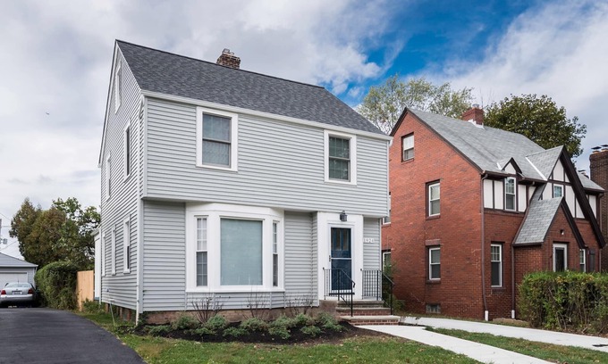 Cleveland House | Completely Remodeled Exterior And Interior - We're Ready To Host You !