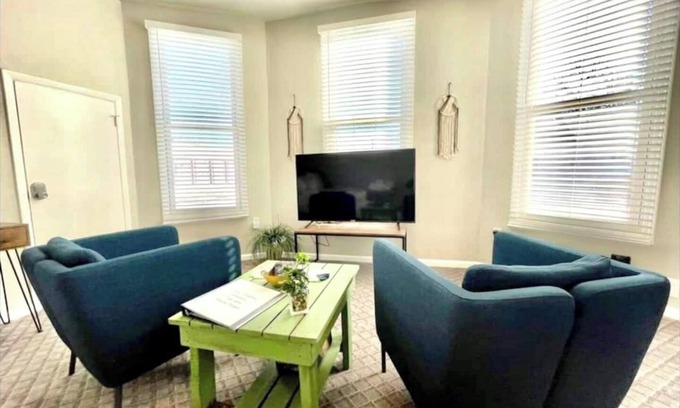 Smithville Apartment | Completely remodeled efficiency unit one block from the Smithville square