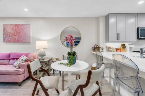 Park Shore House | Completely renovated first floor condo