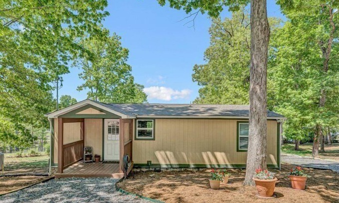 Huddleston House | COMPLETELY RENOVATED home located in Mitchell's Point Marina & RV Park. PET FRIENDLY & FIRE PIT!
