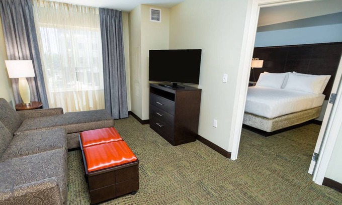 Newark Condo | Condo ∙ 2 bedrooms ∙ 5 guests
