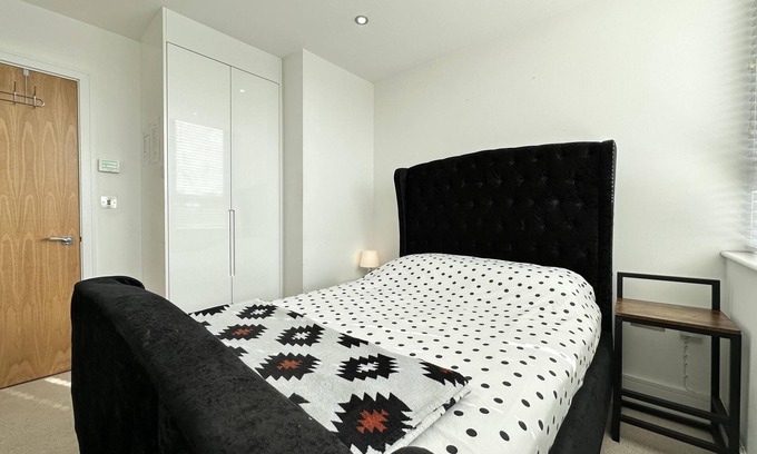 Haywards Heath Apartment | Condo Apartment with workspace
