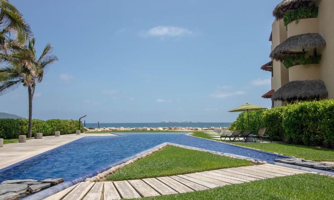 Ixtapa Apartment | Condo BEACH FRONT PLAYA BLANCA GARDEN