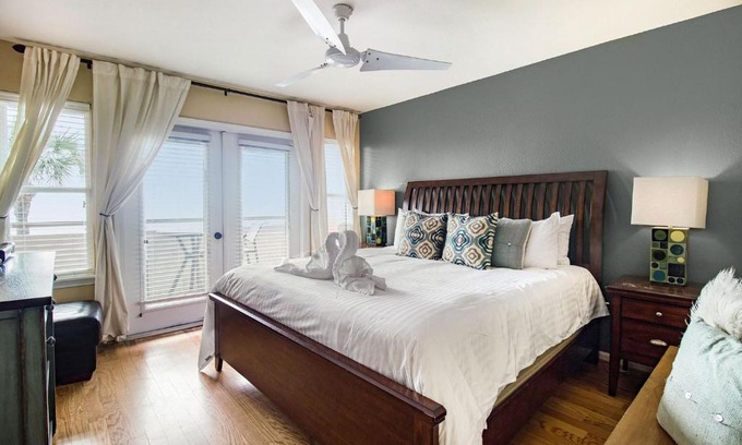 San Jacinto House | Condo di Cocco #1-Oceanfront Dog Friendly w Pool