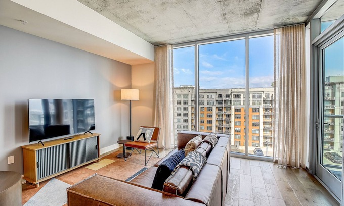 Rainey Street Historic District Condo | Condo on hip Rainey Street - skyline-view balcony, rooftop pool